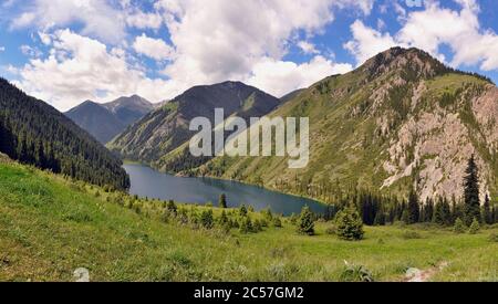 Panorama du lac Kolsay dans les montagnes Tien Shan au Kazakhstan Banque D'Images