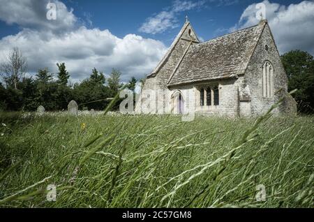 Leigh Chancel, une église du XIIIe siècle située près du parc aquatique Cotswold dans le nord du Wiltshire, construite en pierre de Cotswold. Banque D'Images