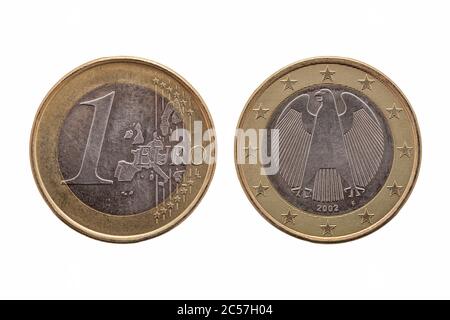 Une pièce de monnaie européenne de l'Allemagne datée de 2002 qui montre l'aigle allemand sur le dos découpé et isolé sur un fond blanc Banque D'Images