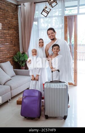 muslim umrah et hajj avec la famille montrant le passeport Banque D'Images