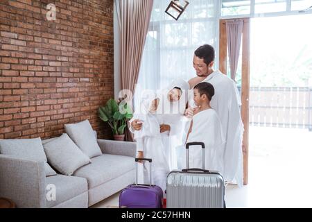 muslim umrah et hajj avec la famille montrant le passeport Banque D'Images