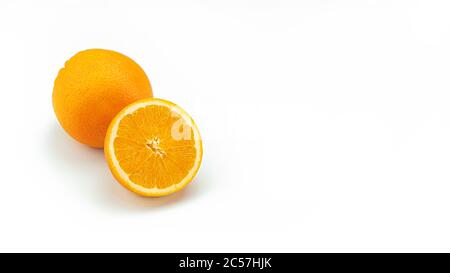 Oranges vives, juteuses et douces sur fond blanc. Banque D'Images