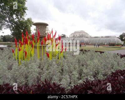 Peinture sculpture en verre de Dale Chihuly à Kew Gardens, Londres, Royaume-Uni Banque D'Images