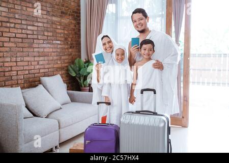 muslim umrah et hajj avec la famille montrant le passeport Banque D'Images