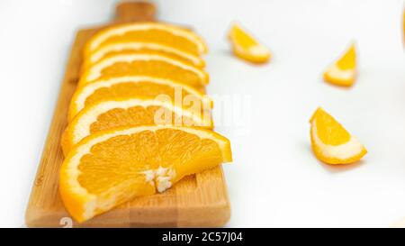 Oranges vives, juteuses et douces sur fond blanc. Banque D'Images