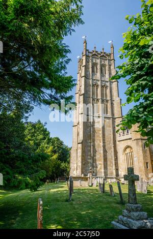 Extérieur de l'architecture gothique église paroissiale traditionnelle de laine de St James à Chipping Campden, une petite ville marchande dans les Cotswolds, Gloucestershire Banque D'Images