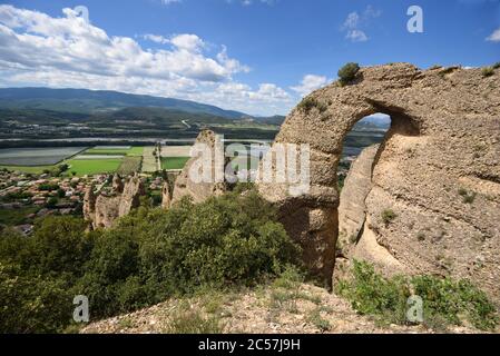 Arche de roche dans les Pénitents des Mées ou formation de roche et Vallée de la Durance les Mées Alpes-de-haute-Provence Provence Provence Provence France Banque D'Images