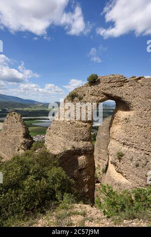 Arche de roche dans les Pénitents des Mées ou formation de roche et Vallée de la Durance les Mées Alpes-de-haute-Provence Provence Provence Provence France Banque D'Images