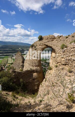 Arche de roche dans les Pénitents des Mées ou formation de roche et Vallée de la Durance les Mées Alpes-de-haute-Provence Provence Provence Provence France Banque D'Images