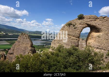 Arche de roche dans les Pénitents des Mées ou formation de roche et Vallée de la Durance les Mées Alpes-de-haute-Provence Provence Provence Provence France Banque D'Images