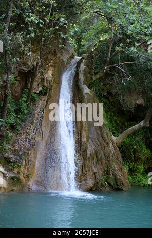 Cascade ou cascade de Gouffre aux Epines, piscine Turquoise et rivière dans la vallée des Carmes ou le Vallon des Carmes Barjols Var Provence France Banque D'Images