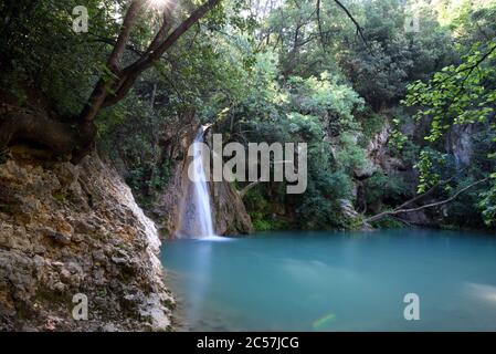 Cascade ou cascade de Gouffre aux Epines, piscine Turquoise et rivière dans la vallée des Carmes ou le Vallon des Carmes Barjols Var Provence France Banque D'Images