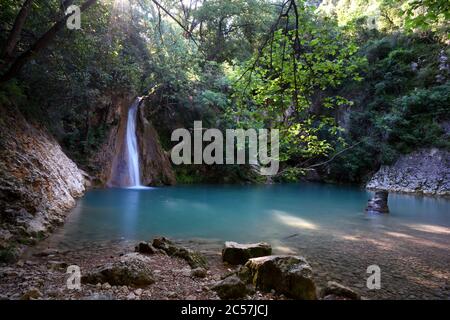 Cascade ou cascade de Gouffre aux Epines, piscine Turquoise et rivière dans la vallée des Carmes ou le Vallon des Carmes Barjols Var Provence France Banque D'Images
