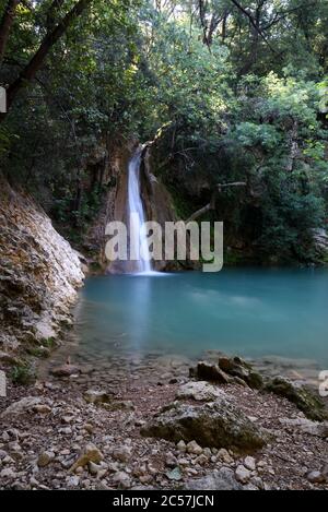 Cascade ou cascade de Gouffre aux Epines, piscine Turquoise et rivière dans la vallée des Carmes ou le Vallon des Carmes Barjols Var Provence France Banque D'Images