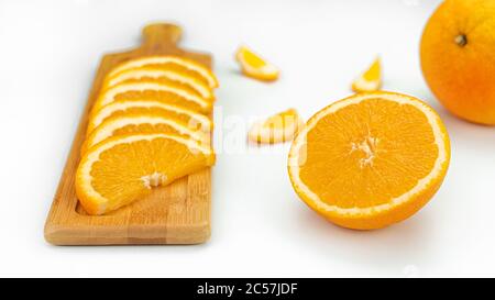 Oranges vives, juteuses et douces sur fond blanc. Banque D'Images