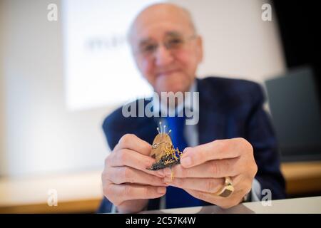 Cologne, Allemagne. 1er juillet 2020. Alfred Biolek, présentateur, tient une broche de sa collection privée lors d'un événement de presse au Musée des arts appliqués. La broche a été conçue pour Biolek par l'artiste de bijoux basé à Ulm Wolf-Peter Schwarz comme 'cerveau de l'année 1993'. Biolek fait don de deux bijoux de sa collection privée au Musée des arts appliqués de Cologne. Crédit : Rolf Vennenbernd/dpa/Alay Live News Banque D'Images