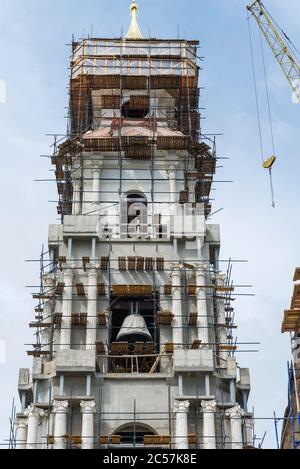 Échafaudage installé au niveau élevé de l'ancien bâtiment de l'église. Le concept de la construction. Banque D'Images