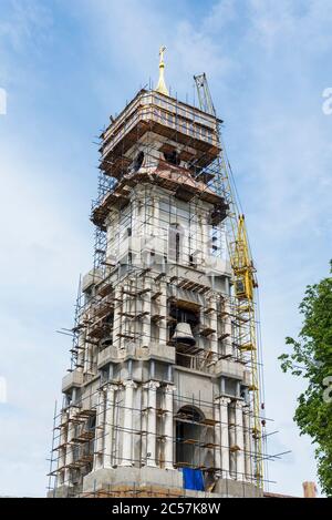 Échafaudage installé au niveau élevé de l'ancien bâtiment de l'église. Le concept de la construction. Banque D'Images