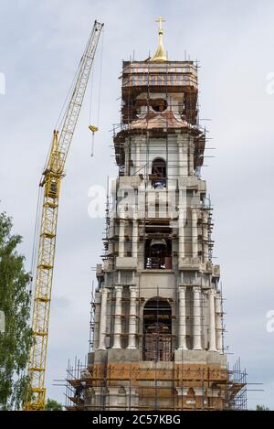 Échafaudage installé au niveau élevé de l'ancien bâtiment de l'église. Le concept de la construction. Banque D'Images