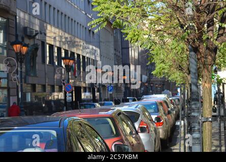 Street est entièrement réservée avec des voitures dans une rue près de la basilique Saint-Étienne à Budapest le 29 décembre 2017. Banque D'Images