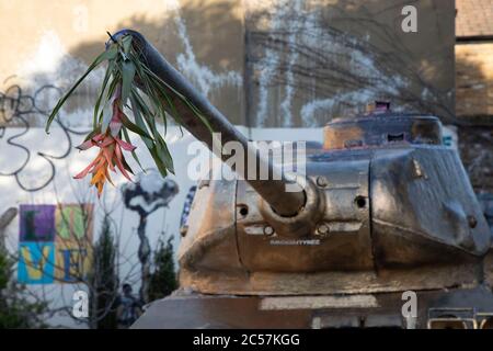 Réservoir peint en or avec des fleurs dépassant de son canon le 9 janvier 2020 à Londres, Angleterre, Royaume-Uni. Le réservoir de la voie Mandela T-34, surnommé Stompie ou Stumpie, est un char de combat T-34-85 construit par les Soviétiques, qui est maintenant situé en permanence au coin de la voie Mandela et de la promenade pages à Bermondsey. Banque D'Images