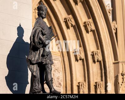 Statue devant la basilique de la naissance de la Vierge Marie à Mariazell (Autriche) Banque D'Images