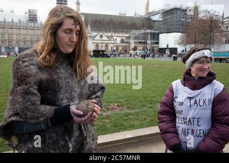 Femme tenant un petit globe terrestre comme extinction rébellion la prière multi-foi et la méditation vigile pour les 40 jours et 40 nuits de Carême commence à Westminster le 26 février 2020 à Londres, Angleterre, Royaume-Uni. Extinction la rébellion est un groupe de changement climatique créé en 2018 et a gagné une énorme suite de personnes engagées dans des manifestations pacifiques. Ces manifestations soulignent que le gouvernement ne fait pas assez pour éviter un changement climatique catastrophique et pour exiger que le gouvernement prenne des mesures radicales pour sauver la planète. Banque D'Images