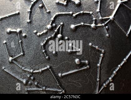 Objet d'une sphère céleste en fer gravée d'une constellation Banque D'Images