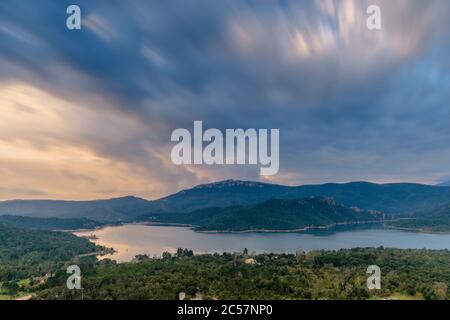 Lever du soleil au réservoir de Boadella. Banque D'Images