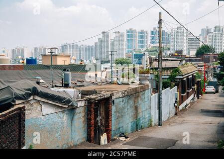 Vieille ville et nouvelle ville au village culturel d'Ugakro à Incheon, en Corée Banque D'Images