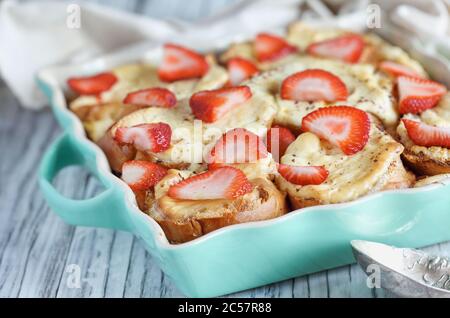 Cocotte de pain grillé français au fromage aux fraises. Fait de fromage à la crème et de fraises. Mise au point sélective avec arrière-plan flou. Banque D'Images