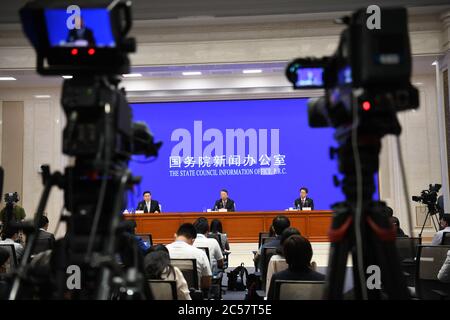 Pékin, Chine. 1er juillet 2020. Une conférence de presse est organisée par le Bureau d'information du Conseil d'Etat sur la loi de la République populaire de Chine sur la sauvegarde de la sécurité nationale dans la région administrative spéciale de Hong Kong (HKSAR) à Beijing, capitale de la Chine, le 1er juillet 2020. Crédit: Jin Liangkuai/Xinhua/Alay Live News Banque D'Images