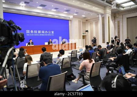 Pékin, Chine. 1er juillet 2020. Une conférence de presse est organisée par le Bureau d'information du Conseil d'Etat sur la loi de la République populaire de Chine sur la sauvegarde de la sécurité nationale dans la région administrative spéciale de Hong Kong (HKSAR) à Beijing, capitale de la Chine, le 1er juillet 2020. Crédit: Jin Liangkuai/Xinhua/Alay Live News Banque D'Images