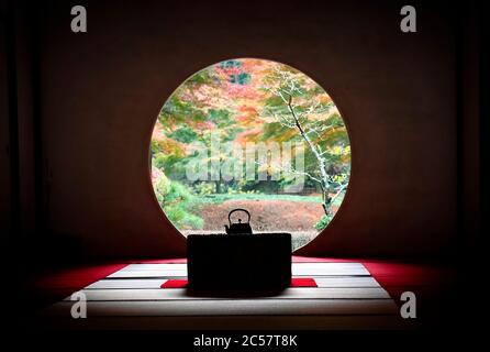 Japon, île de Honshu, Kanto, Kamakura, Meigutsu dans le temple pendant l'automne. Banque D'Images