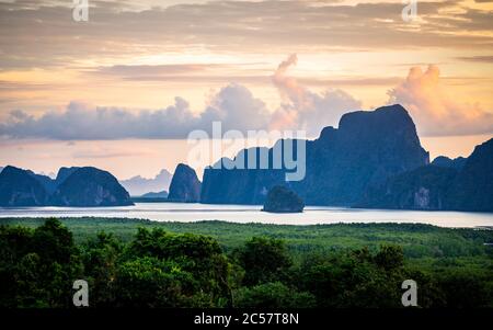 Scène naturelle des îles sombres à Samed Nang Chee Beach, Phang Nga, la plupart des attractions en Thaïlande au lever du soleil avec ciel nuageux le matin. Banque D'Images