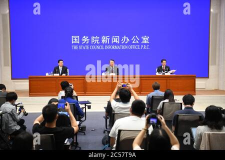 Pékin, Chine. 1er juillet 2020. Une conférence de presse est organisée par le Bureau d'information du Conseil d'Etat sur la loi de la République populaire de Chine sur la sauvegarde de la sécurité nationale dans la région administrative spéciale de Hong Kong (HKSAR) à Beijing, capitale de la Chine, le 1er juillet 2020. Crédit: Jin Liangkuai/Xinhua/Alay Live News Banque D'Images