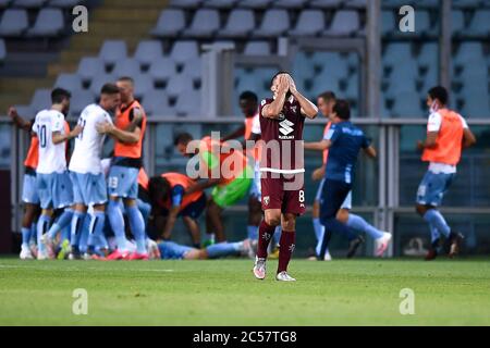 Turin, Italie - 30 juin 2020 : Tomas Rincon du FC de Turin semble abattu lors du match de football de la série A entre le FC de Turin et le SS Lazio. SS Lazio a remporté 2-1 victoires sur le FC de Turin. Crédit: Nicolò Campo/Alay Live News Banque D'Images