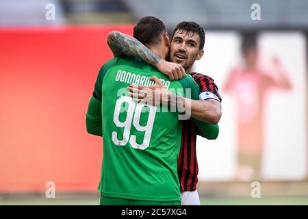 Milan, Italie - 28 juin 2020 : Alessio Romagnoli (R) de l'AC Milan célèbre la victoire avec Gianluigi Donnarumma de l'AC Milan à la fin de la série UN match de football entre l'AC Milan et AS Roma. L'AC Milan a remporté 2-0 victoires EN TANT que Roma. Crédit: Nicolò Campo/Alay Live News Banque D'Images