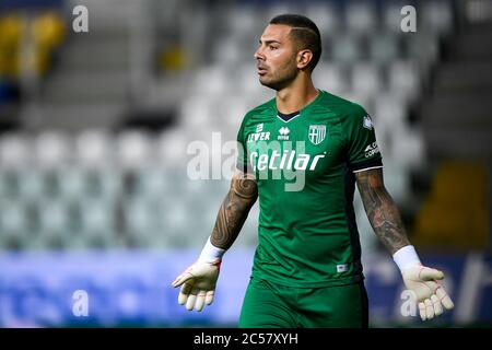 Parme, Italie - 28 juin 2020 : Luigi Sepe de Parme Calcio gestes pendant la série UN match de football entre Parme Calcio et FC Internazionale. Le FC Internazionale a remporté 2-1 victoires sur Parme Calcio. Crédit: Nicolò Campo/Alay Live News Banque D'Images