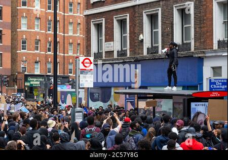 Un manifestant donne un discours du toit de l'arrêt d'autobus, Black Lives Matter manifestation, Victoria, Londres, 27 juin 2020 Banque D'Images