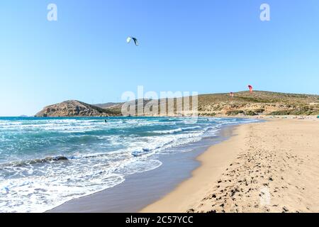 Plage de Prasonisi avec des kitesurfers surfant sur les vagues (Rhodes, Grèce) Banque D'Images