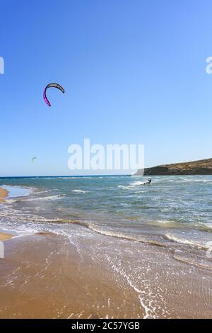 Plage de Prasonisi avec des kitesurfers surfant sur les vagues (Rhodes, Grèce) Banque D'Images