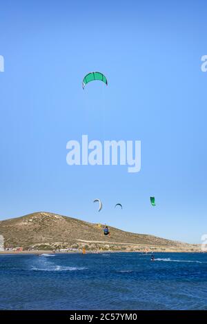 Kitesurfer dans un grand saut en l'air sur la plage de Prasonisi (Rhodes, Grèce) Banque D'Images