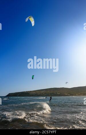 Plage de Prasonisi avec des kitesurfers surfant sur les vagues (Rhodes, Grèce) Banque D'Images