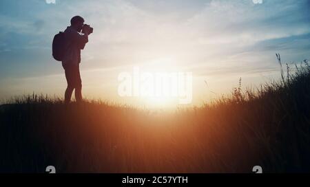 Silhouette de photographe masculin, angle bas Banque D'Images