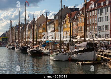Afficher le long de Nyhavn (Nouveau port) canal bordé d'anciens bateaux et maisons du marchand Banque D'Images
