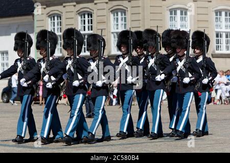 Palais Amalienborg. Remplacement des gardes de vie royaux danois Banque D'Images