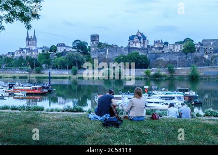 France, Maine et Loire, Angers, jeunes sur les rives du Maine, vue sur le château d'Angers depuis le Port de la Savatte // France, Maine-et Banque D'Images