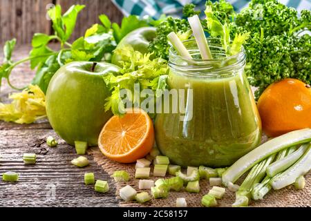 Smoothie vert maison frais à base de céleri, sur une table rustique. Détox et un régime antioxydant. Le concept de saine alimentation et de mode de vie. Banque D'Images