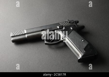 Pistolet sur fond noir. Arme de légitime défense Banque D'Images